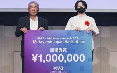 昨年の審査員長 金出武雄 氏（左）、受賞者 クラフトノーツ Fujito 氏（右）